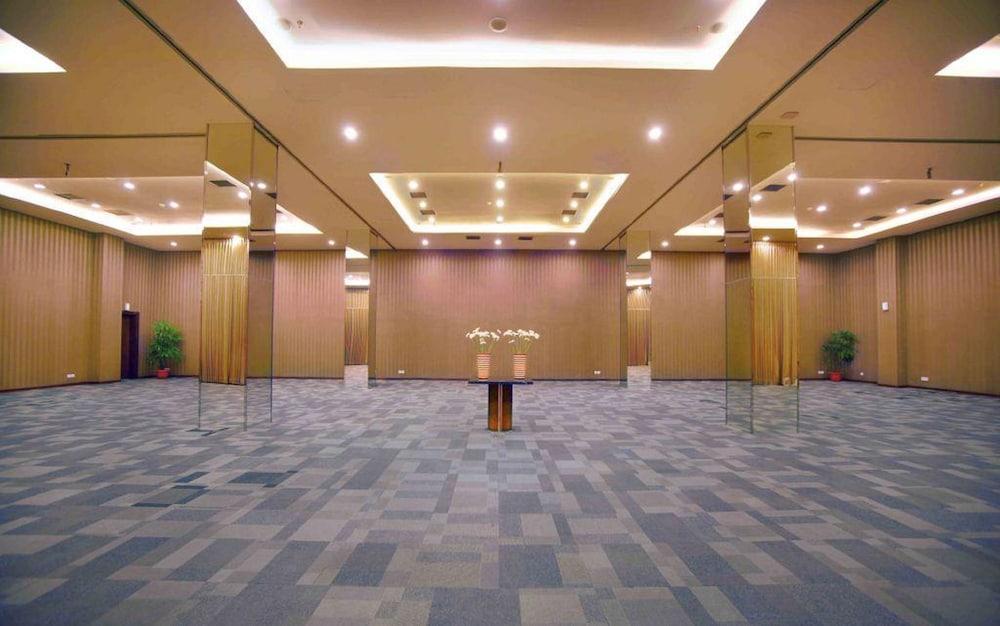 Aston Jember Hotel & Conference Center Exterior foto
